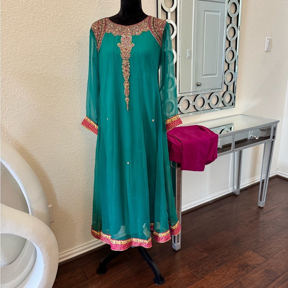 Pakistani/Indian Elegant Teal Embroidered chafoon Dress 2 piece size M/L.